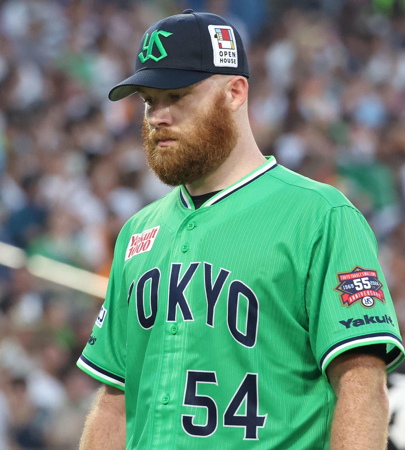ヤクルト対巨人　2回にも3点を失ってベンチへ戻るヤクルト先発サイスニード（撮影・丹羽敏通）