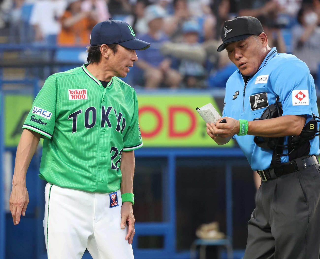 ヤクルト対巨人　3回、先発サイスニードの交代を告げるヤクルト高津監督（撮影・丹羽敏通）