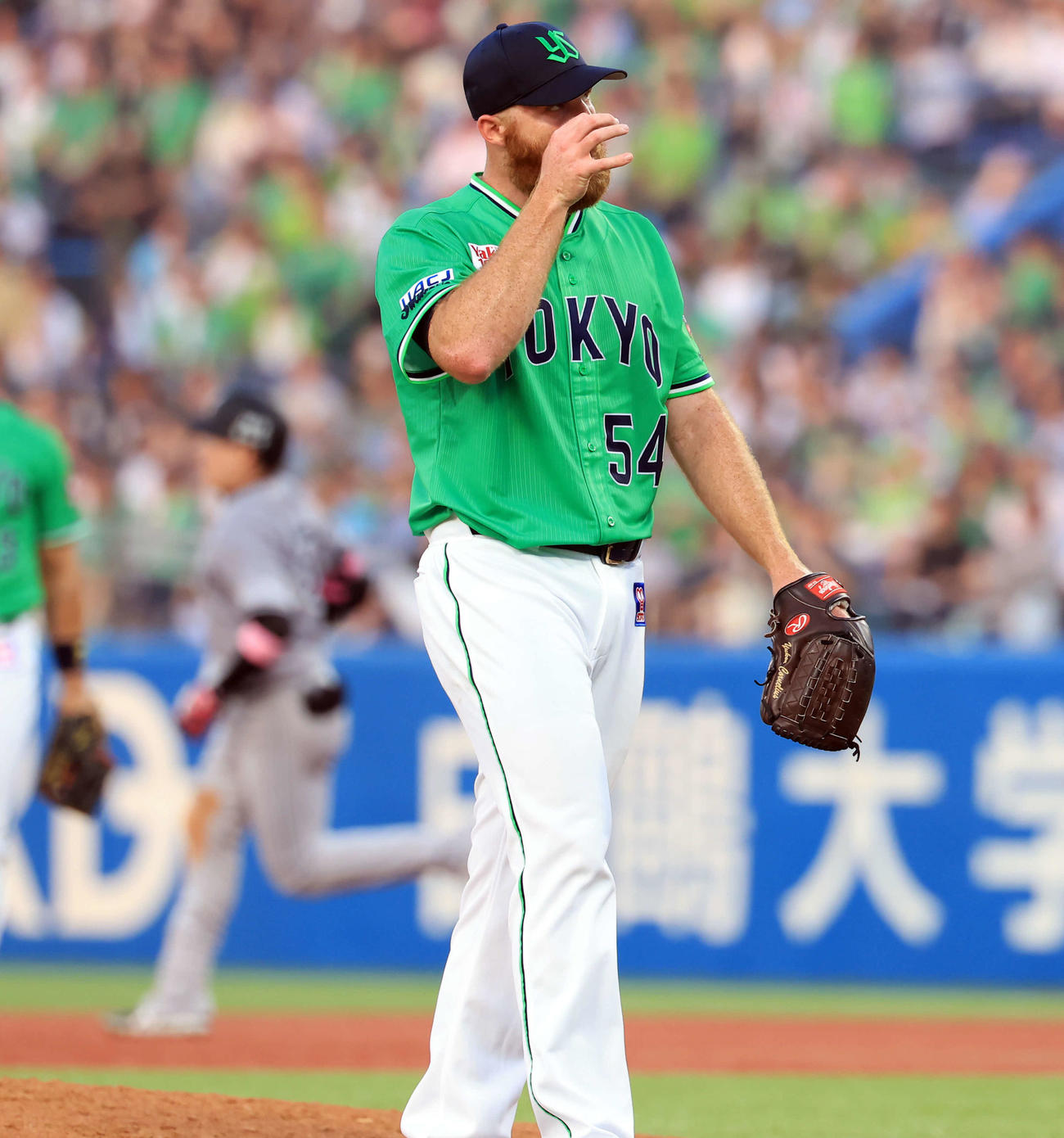 ヤクルト対巨人　2回表巨人1死二塁、丸（後方）に2点本塁打を許しがっくりのサイスニード（撮影・浅見桂子）