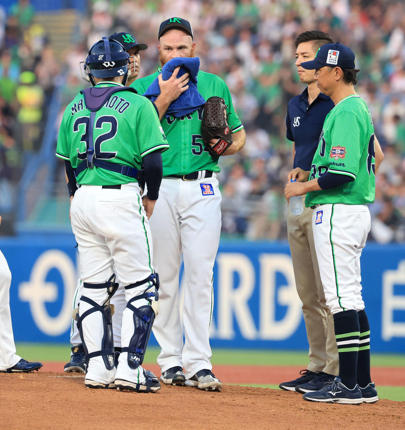 ヤクルト対巨人　2回表巨人の攻撃で失点を重ね、苦しそうに汗をぬぐうサイスニード（撮影・浅見桂子）
