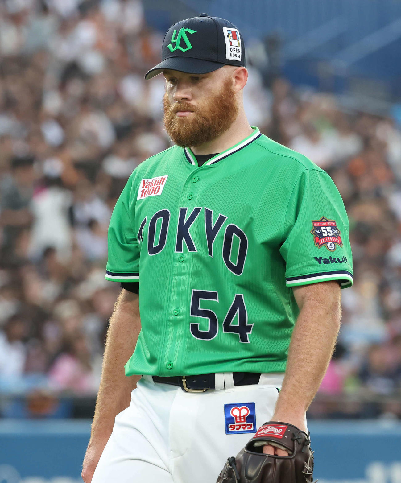 ヤクルト対巨人　1回、4点を失ってベンチへ戻るヤクルト先発サイスニード（撮影・丹羽敏通）