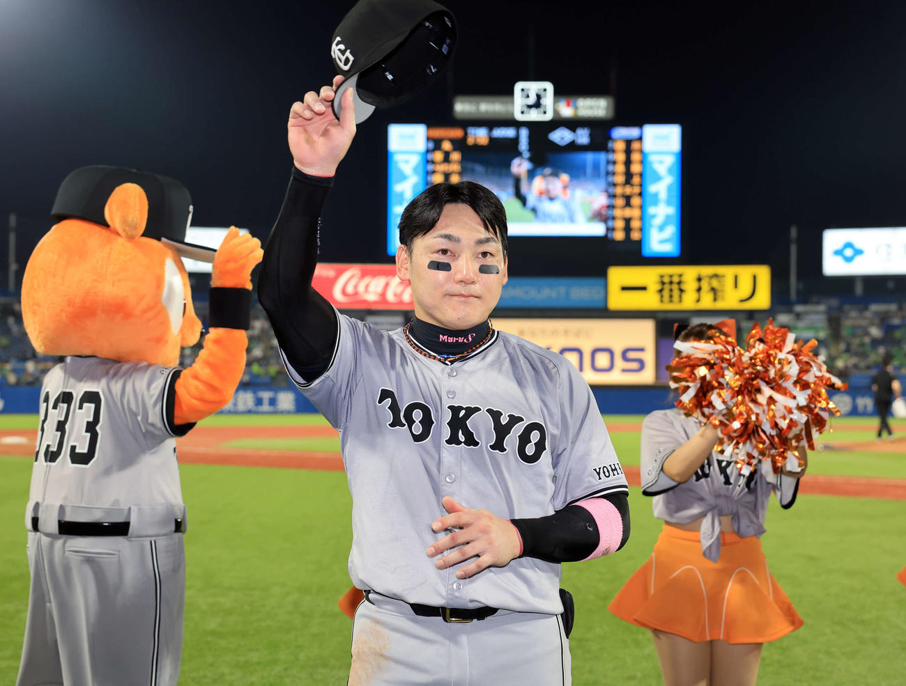 ヤクルト対巨人　4連勝し、ヒーローインタビューでスタンドにあいさつする巨人丸（撮影・浅見桂子）