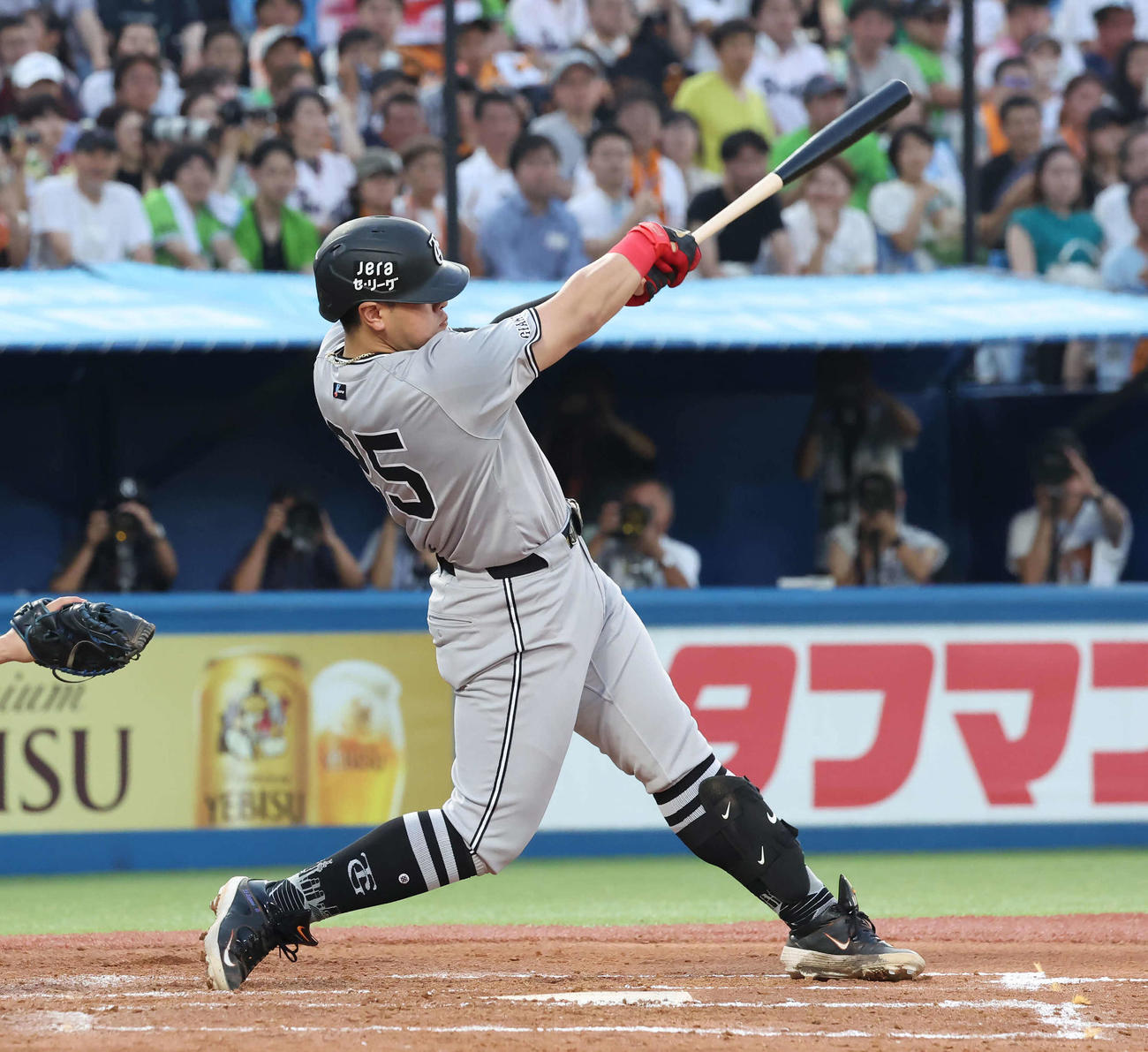 ヤクルト対巨人　2回表巨人2死二塁、岡本は適時二塁打を放つ（撮影・丹羽敏通）