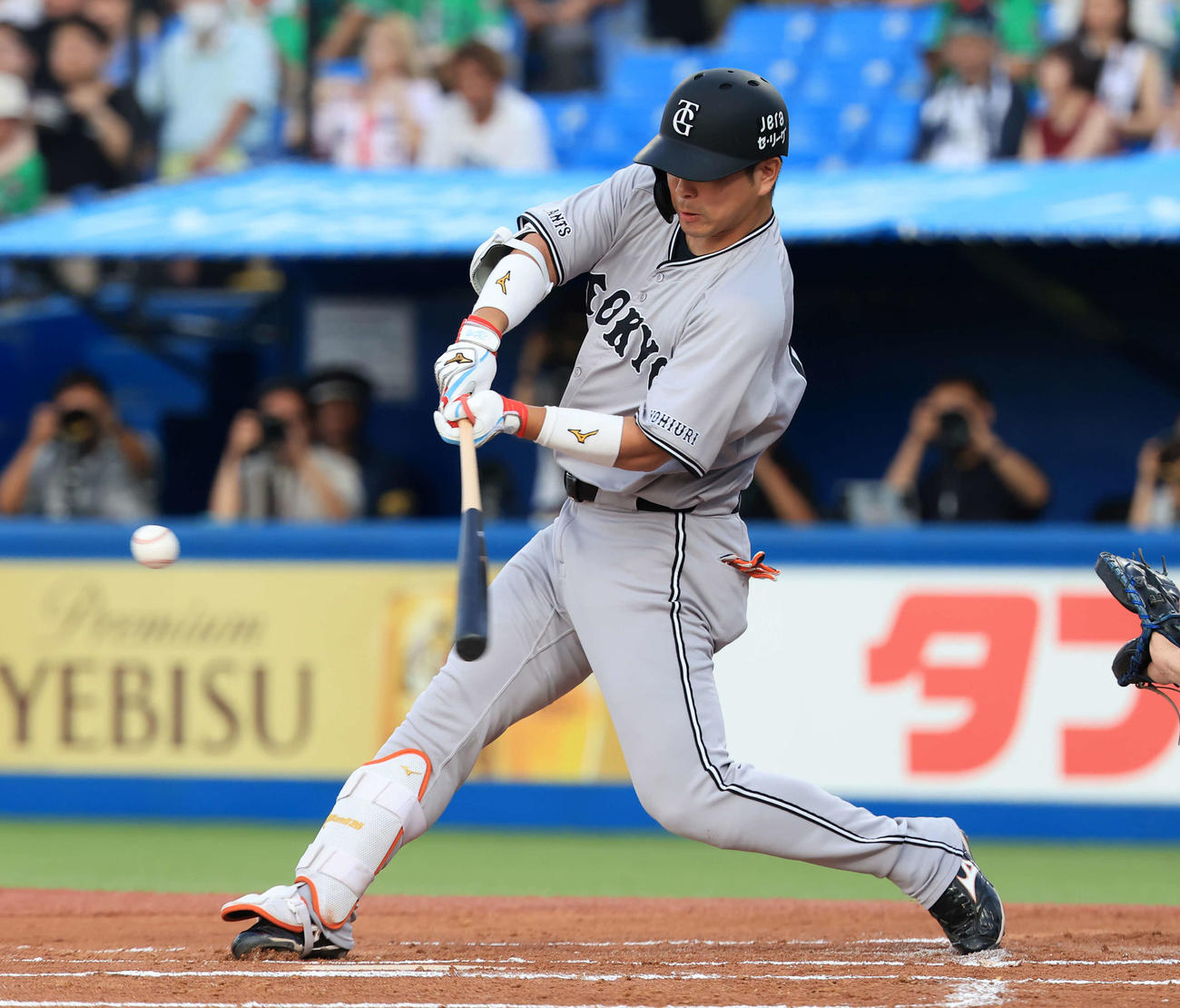 ヤクルト対巨人　1回表巨人1死一塁、大城卓は右中間2点本塁打を放つ（撮影・浅見桂子）