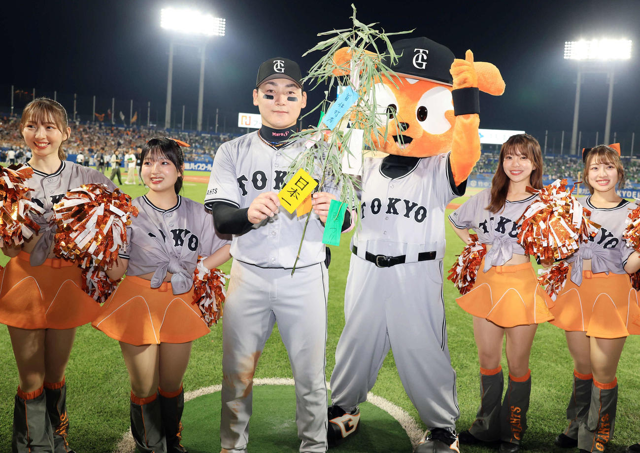 ヤクルト対巨人　4連勝で「日本一」の短冊を手に笑顔の巨人丸（撮影・浅見桂子）