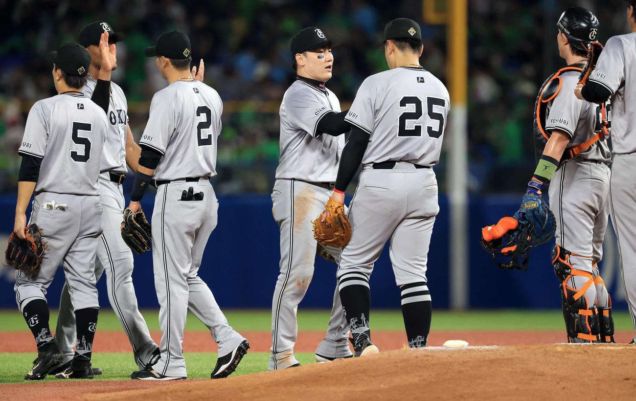 ヤクルト対巨人　4連勝し、笑顔でハイタッチで喜び合う丸（中央）ら巨人の選手たち（撮影・浅見桂子）