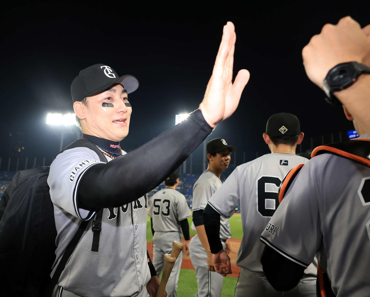 ヤクルト対巨人　4連勝し、ブルペン陣と笑顔でハイタッチする巨人丸（撮影・浅見桂子）
