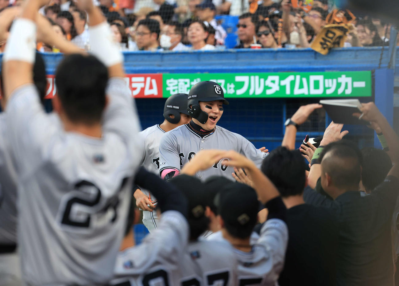 ヤクルト対巨人　2回表巨人1死二塁、丸は2点本塁打を放ち、まるポーズで迎えるナインとハイタッチ（撮影・浅見桂子）