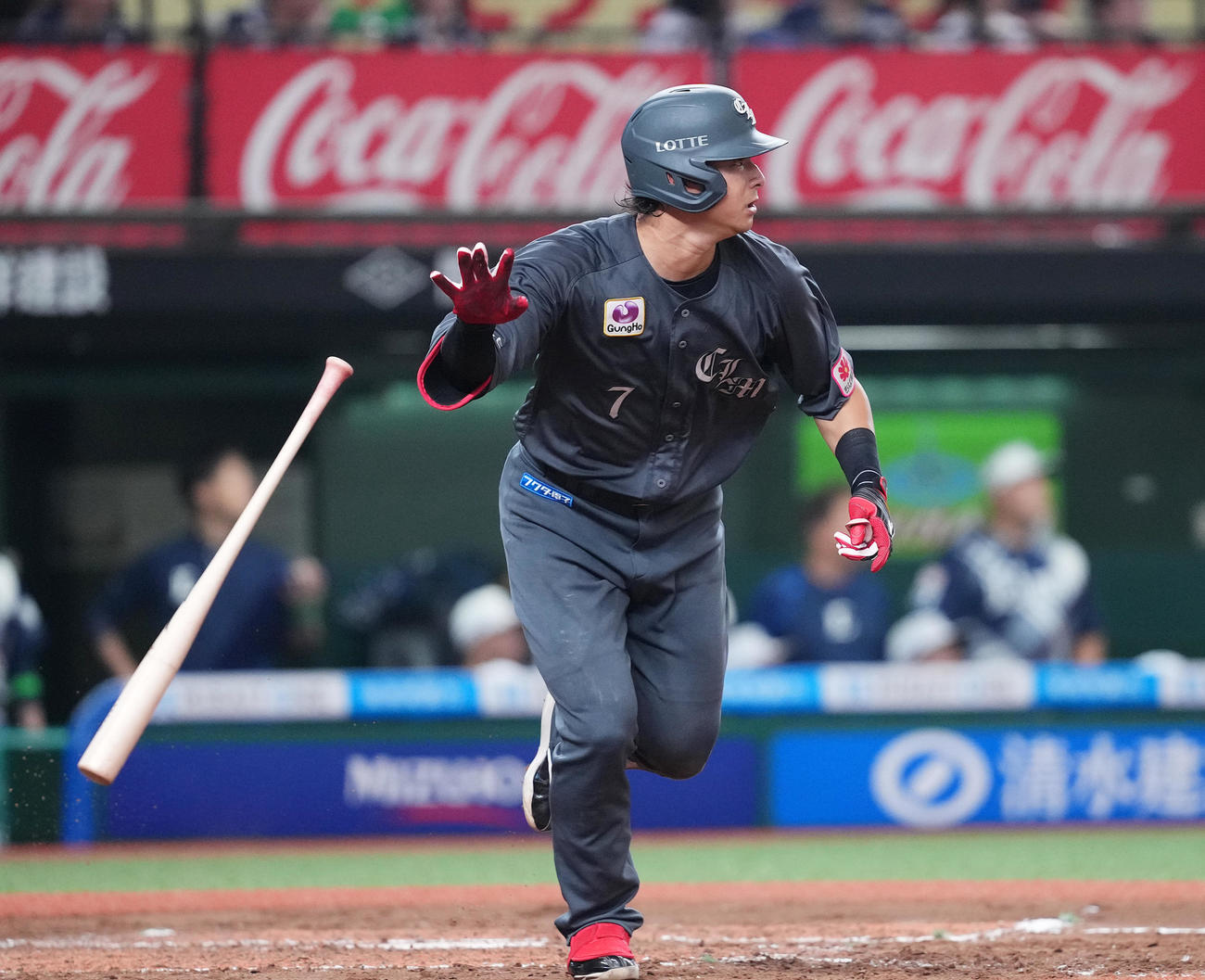 西武対ロッテ　5回表ロッテ2死三塁、中適時二塁打を放つ藤岡（撮影・菅敏）