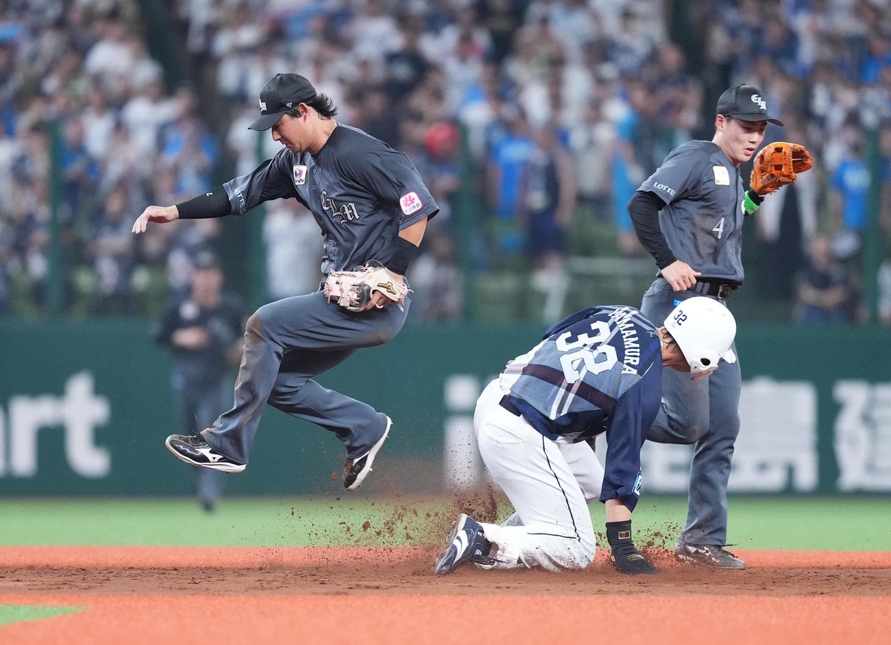 西武対ロッテ　4回裏西武2死一、二塁、西川の二ゴロを処理し、山村（右）を二塁封殺する藤岡（撮影・菅敏）