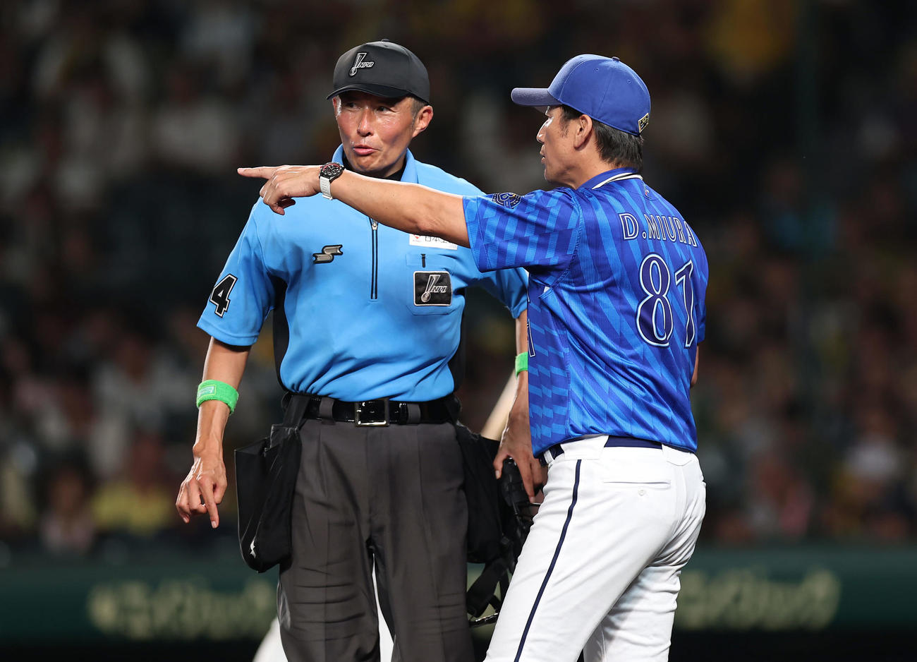 阪神対DeNA 8回裏阪神1死一、二塁、野口の二ゴロを捕球し一走小幡にタッチした牧のプレーに対して球審に確認する三浦監督（撮影・前田充）