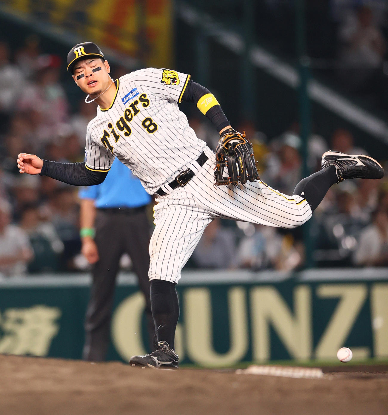 阪神対DeNA 8回表DeNA1死、三塁手佐藤輝は度会の三塁ゴロに駆け寄るが投げられず内野安打となる（撮影・上山淳一）