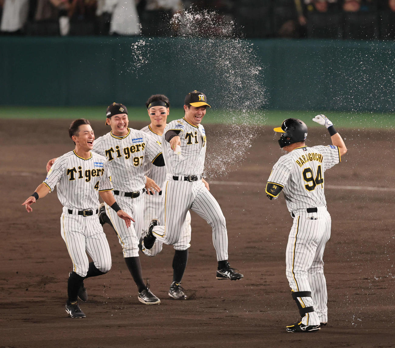 阪神対DeNA　サヨナラ打を放った原口（右）に駆け寄る野口（左から2人目）ら（撮影・宮崎幸一）