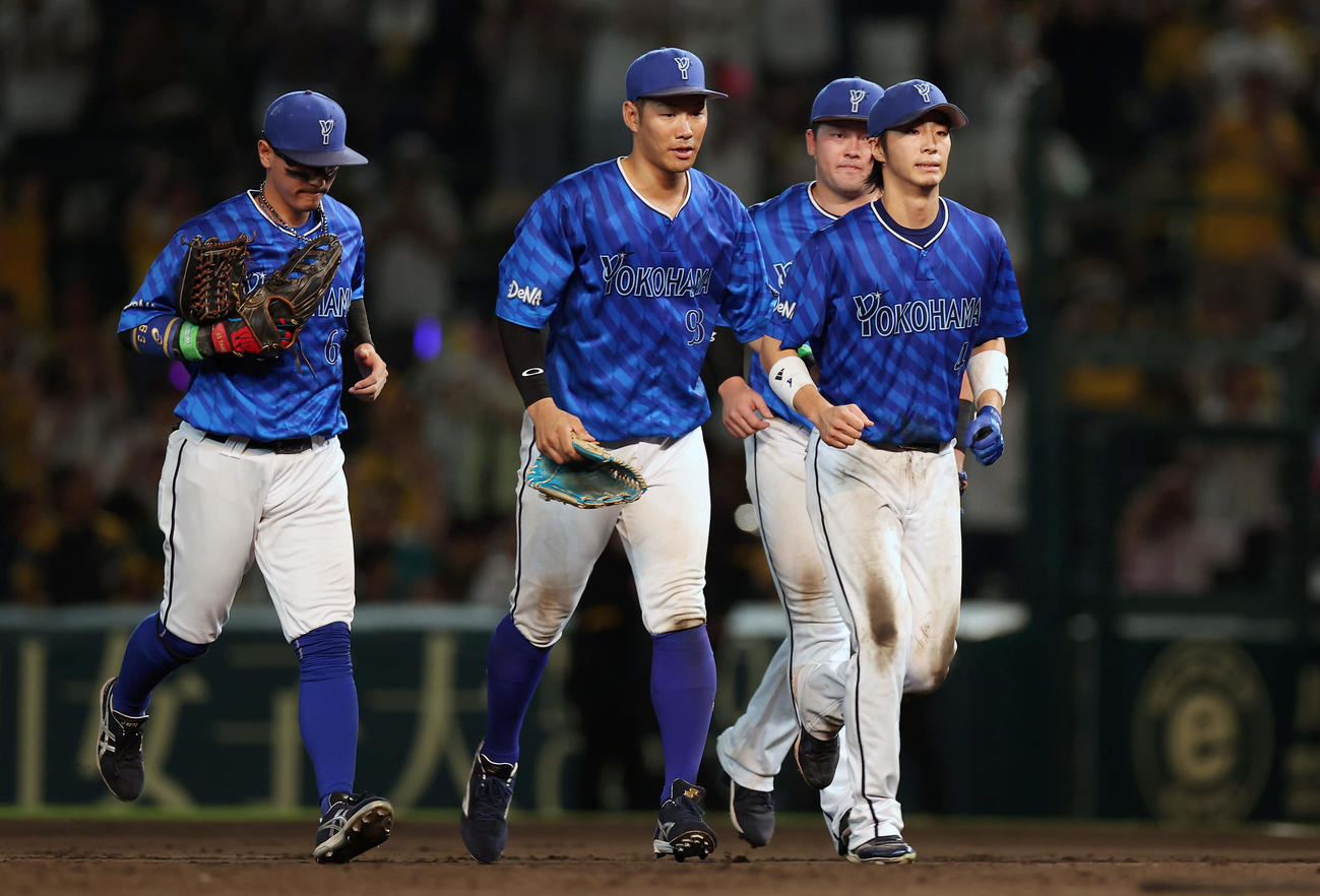 阪神対DeNA　阪神にサヨナラ負けを喫し悔しそうに引き揚げるDeNA度会（右端）ら（撮影・前田充）