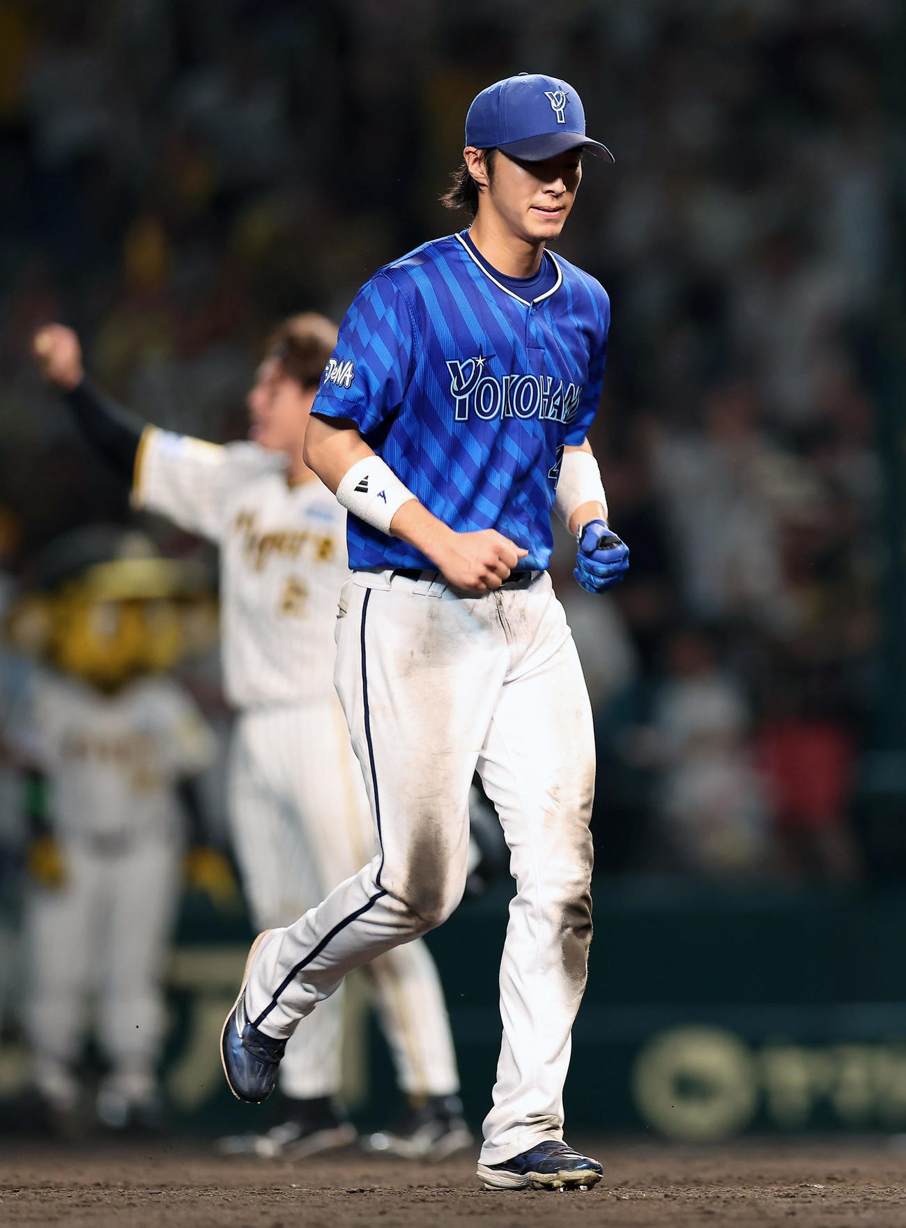 阪神対DeNA　阪神にサヨナラ負けを喫し悔しそうに引き揚げるDeNA度会（撮影・前田充）