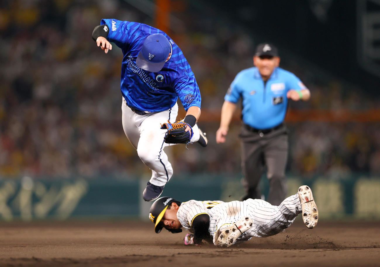 阪神対DeNA 8回裏阪神1死一、二塁、二塁手牧（左）は野口の二ゴロで併殺を狙うが一走小幡にぶつかり一塁は間に合わず（撮影・上山淳一）