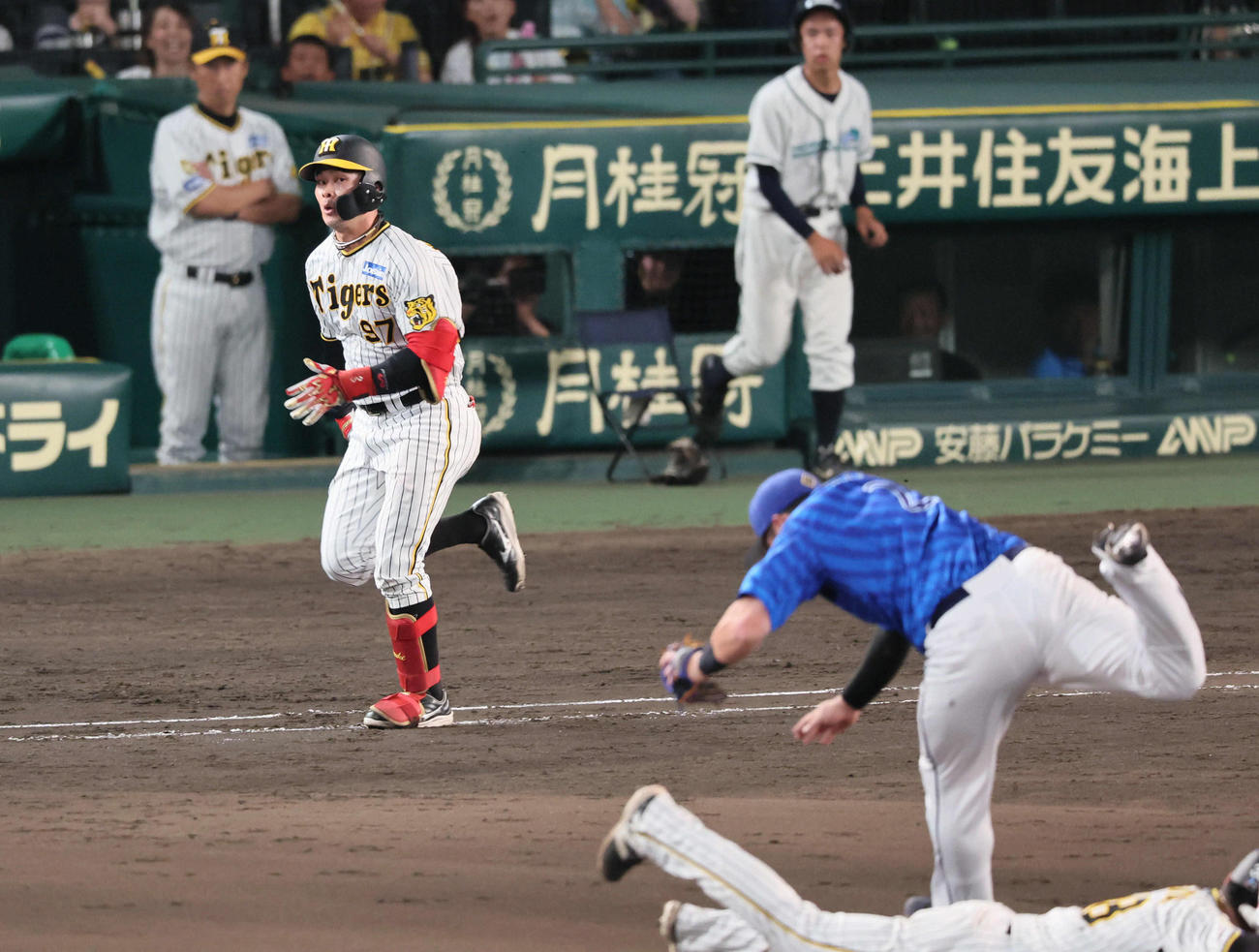 阪神対DeNA 8回裏阪神1死一、二塁、野口（左）は二塁ゴロに倒れるが、一走小幡（右下）と牧が交錯する間に一塁に駆け込む（撮影・宮崎幸一）