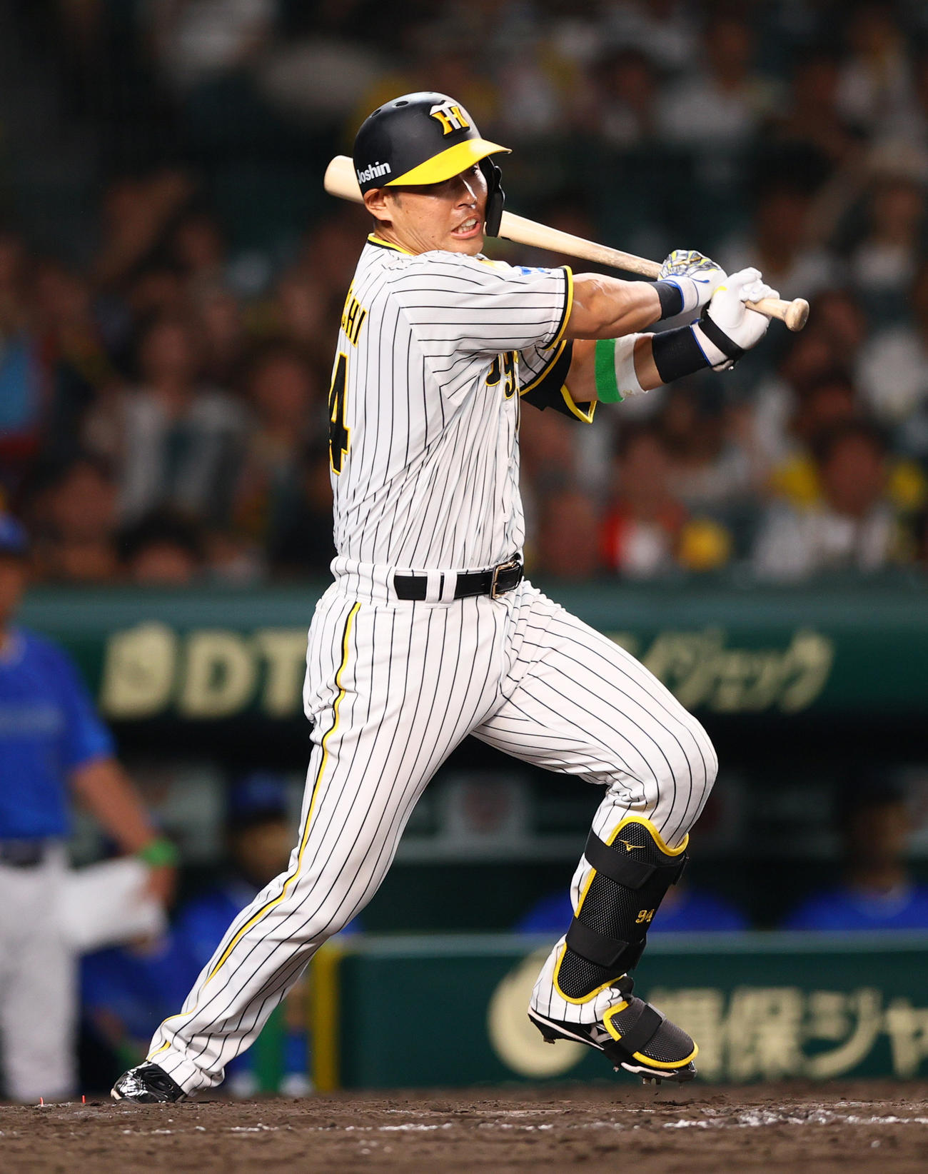 阪神対DeNA 9回裏阪神2死満塁、代打原口は右前適時打を放つ（撮影・上山淳一）