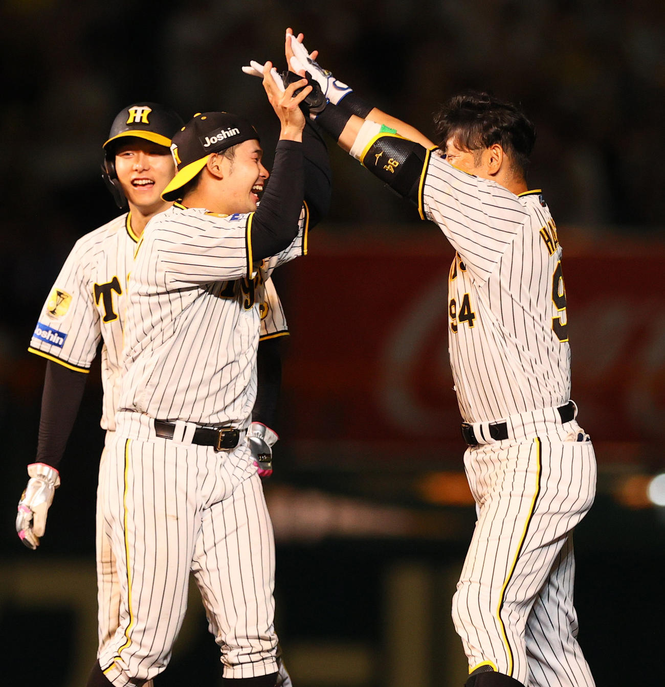 阪神対DeNA DeNAに逆転サヨナラ勝利しハイタッチする野口（中央）と原口。左は小幡（撮影・上山淳一）