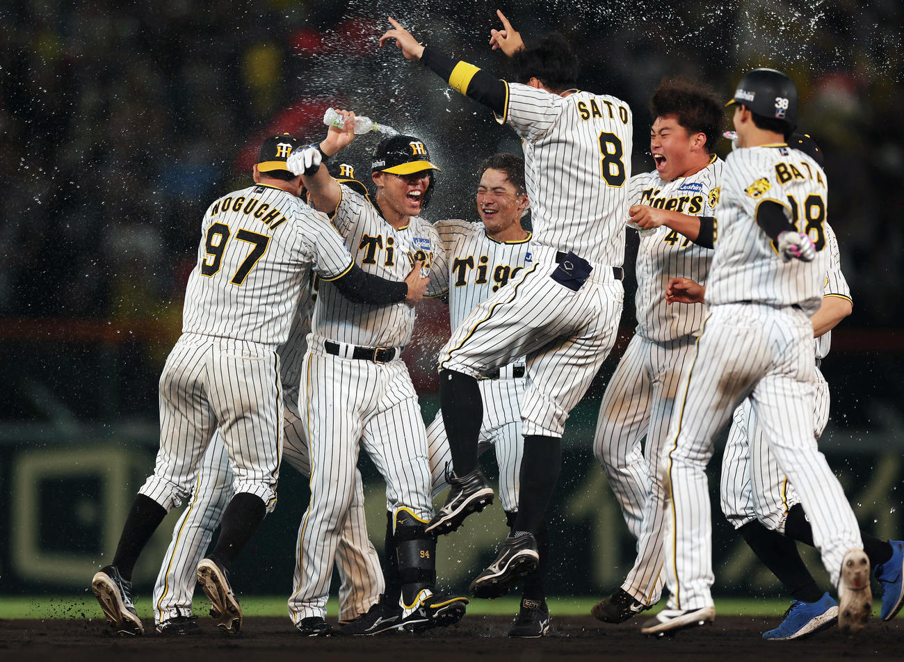 阪神対DeNA 9回裏阪神2死満塁、原口（左から2人目）の右前適時打と度会の悪送球でサヨナラ勝ちし歓喜する阪神ナイン（撮影・前田充）
