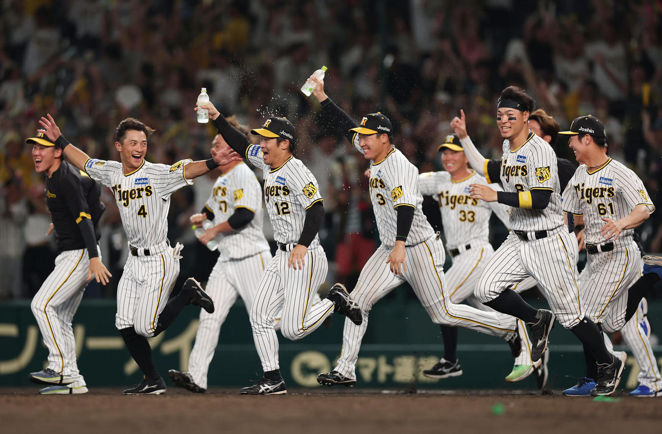 阪神対DeNA 9回裏阪神2死満塁、原口の右前適時打と度会の悪送球でサヨナラ勝ちしベンチを飛び出す大山（中央）ら阪神ナイン（撮影・前田充）