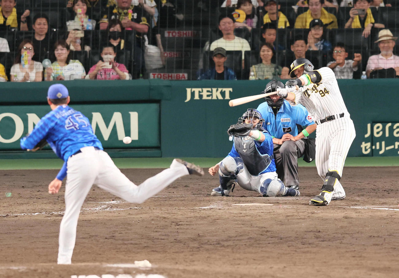 阪神対DeNA 9回裏阪神2死満塁、原口は右前打を放ち、右ゴロを狙った度会の一塁悪送球でサヨナラとなる（撮影・宮崎幸一）