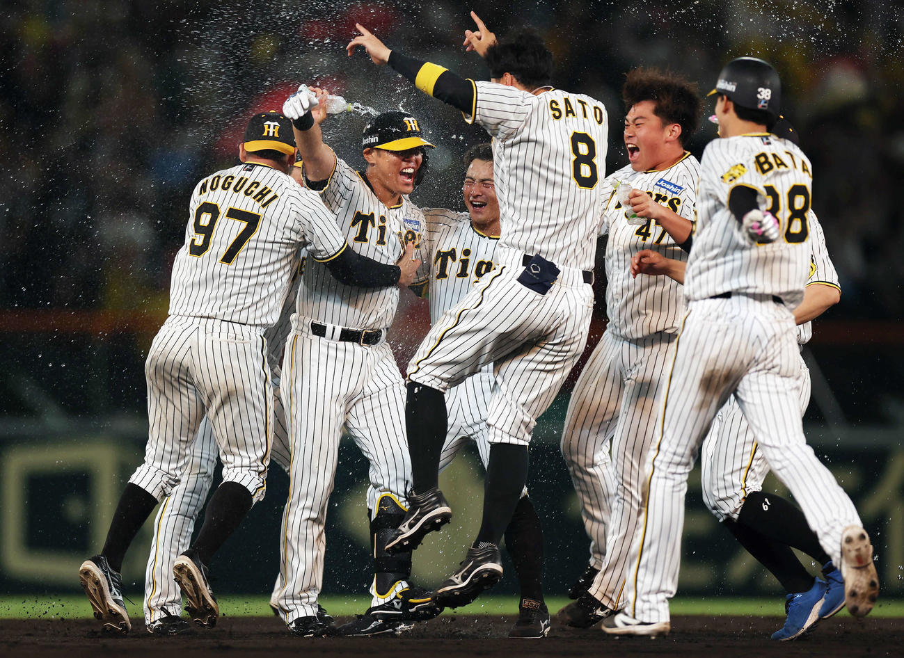 阪神対DeNA 9回裏阪神2死満塁、原口（左から2人目）の右前適時打と度会の悪送球でサヨナラ勝ちし歓喜する阪神ナイン（撮影・前田充）