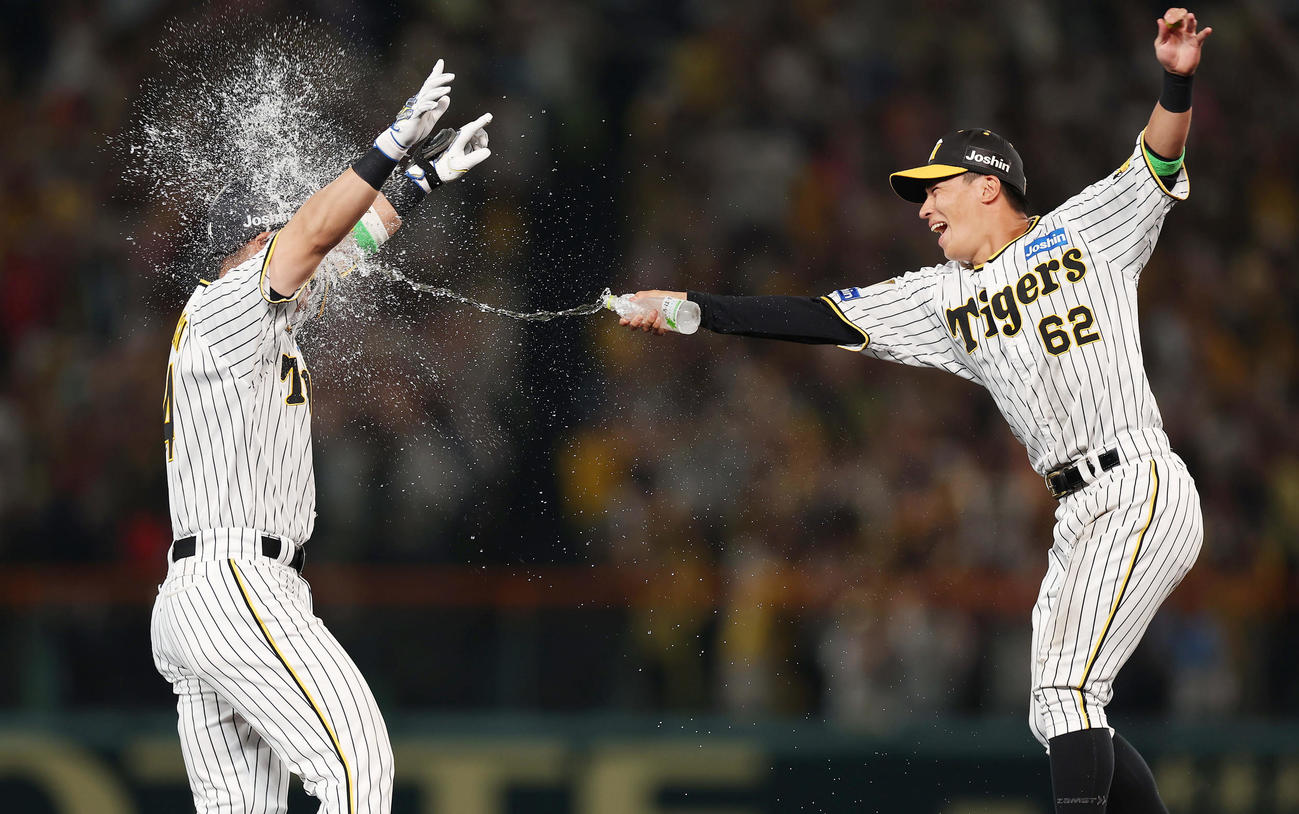 阪神対DeNA 9回裏阪神2死満塁、右前適時打と度会の悪送球でサヨナラ勝ちし、植田（右）から祝福される原口（撮影・前田充）