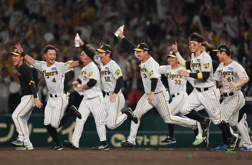 阪神】逆転サヨナラ勝ちで3位浮上 9回裏2死満塁で代打原口文仁の