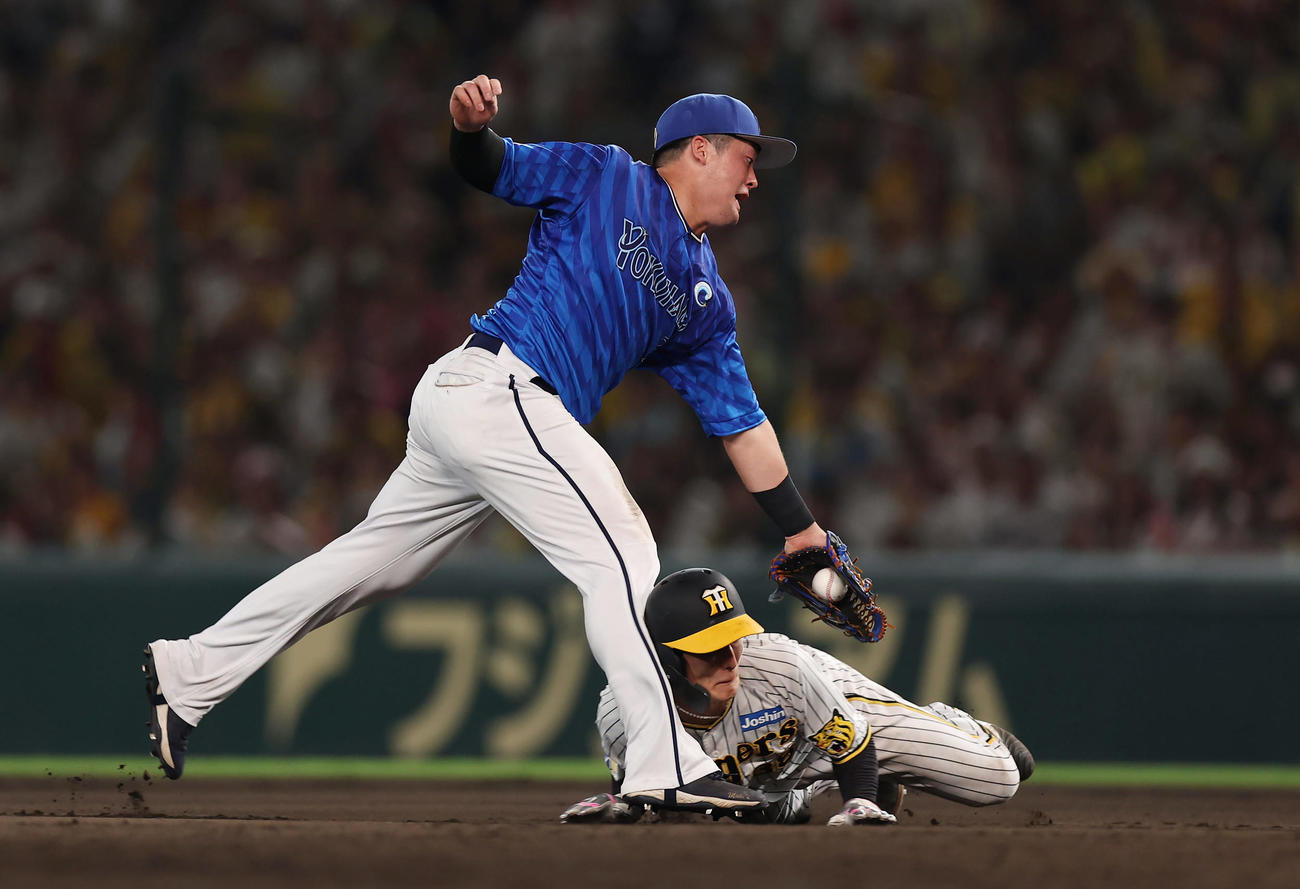阪神対DeNA 8回裏阪神1死一、二塁、野口の二ゴロを捕球し一走小幡にタッチする牧（撮影・前田充）