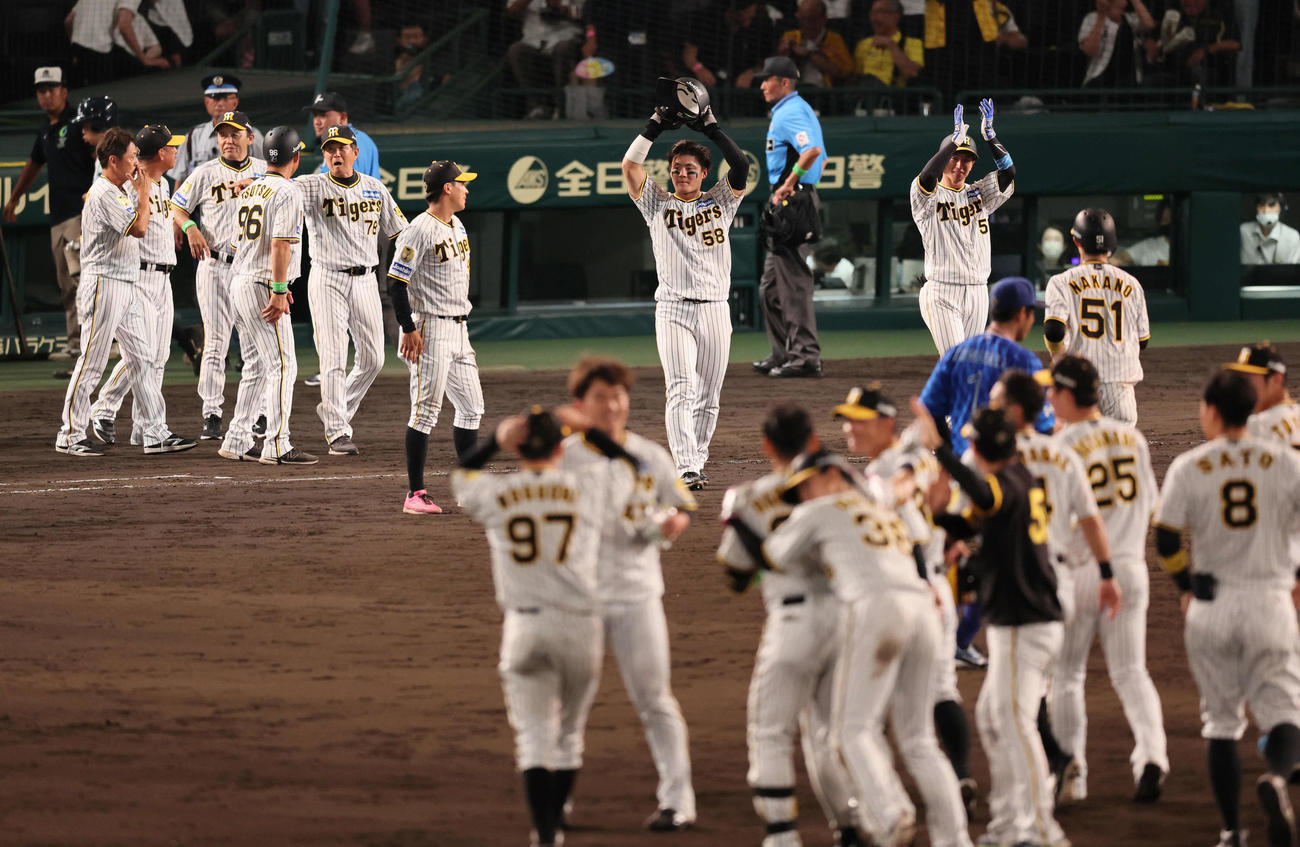 阪神対DeNA　原口のサヨナラ打で勝利し、ナインを迎える岡田監督（左から3人目）ら（撮影・宮崎幸一）