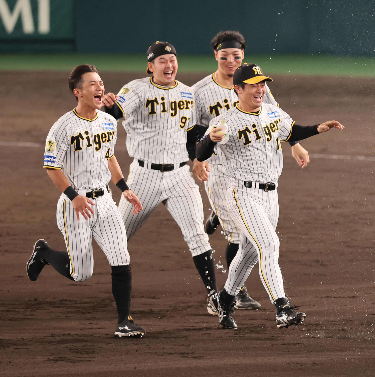 阪神対DeNA　サヨナラ勝ちに歓喜する野口（中央）ら（撮影・宮崎幸一）