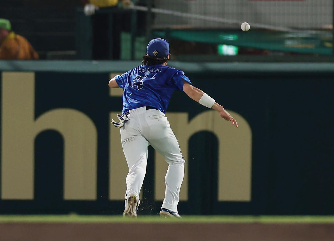 阪神対DeNA 5回裏阪神無死一塁、野口の右前打を後逸する度会（撮影・前田充）