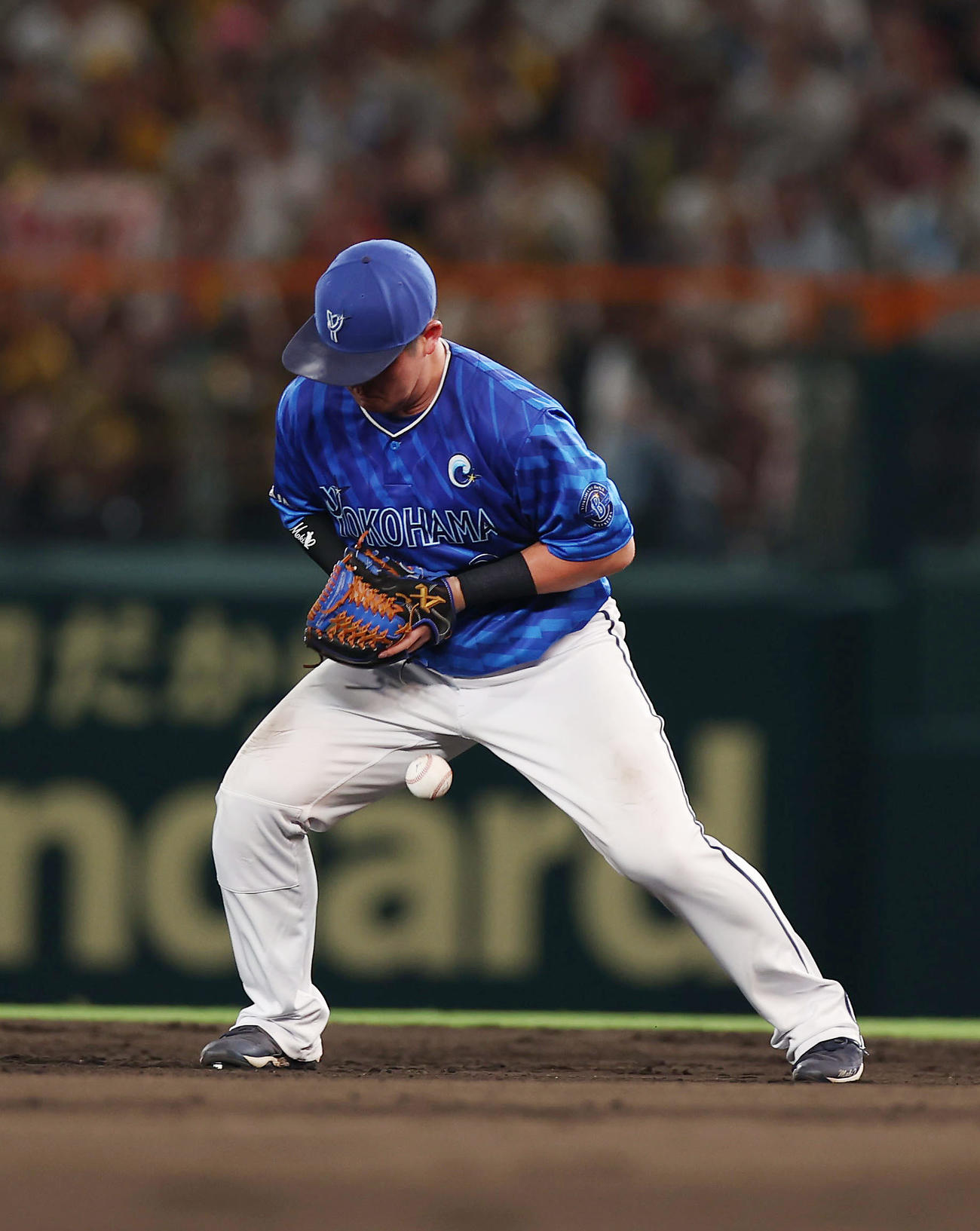 阪神対DeNA 8回裏阪神無死、前川の二ゴロをファンブルする牧（撮影・前田充）