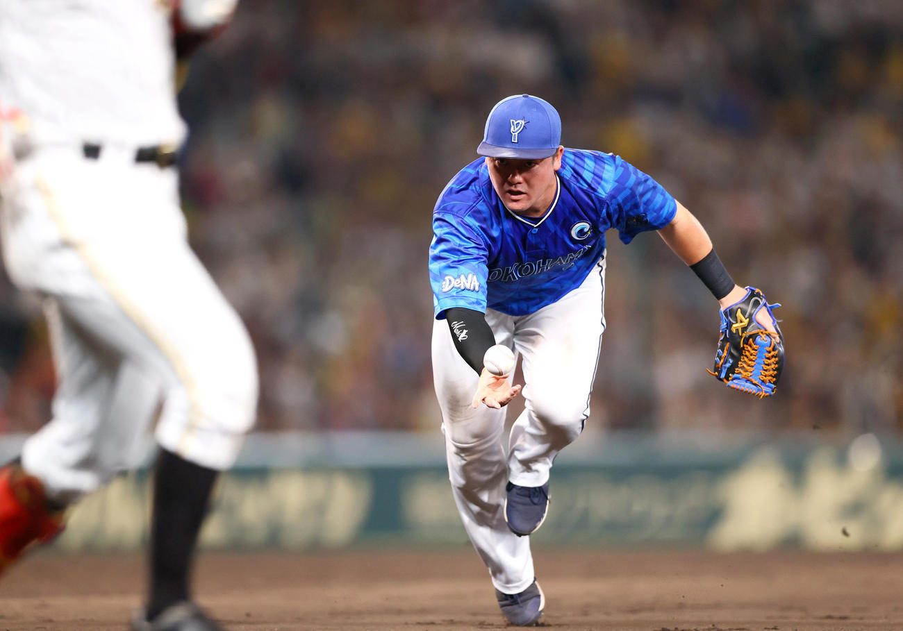 阪神対DeNA 8回裏阪神1死一、二塁、二塁手牧は野口の二ゴロで併殺を狙うが一走小幡にぶつかり一塁は間に合わず（撮影・上山淳一）