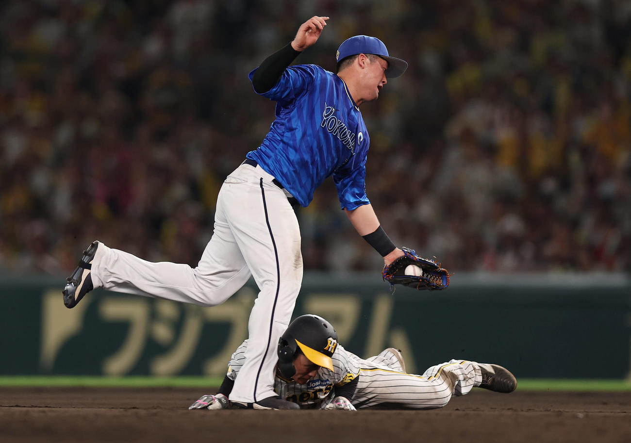 阪神対DeNA 8回裏阪神1死一、二塁、野口の二ゴロを捕球し一走小幡（右）にタッチする牧（撮影・前田充）