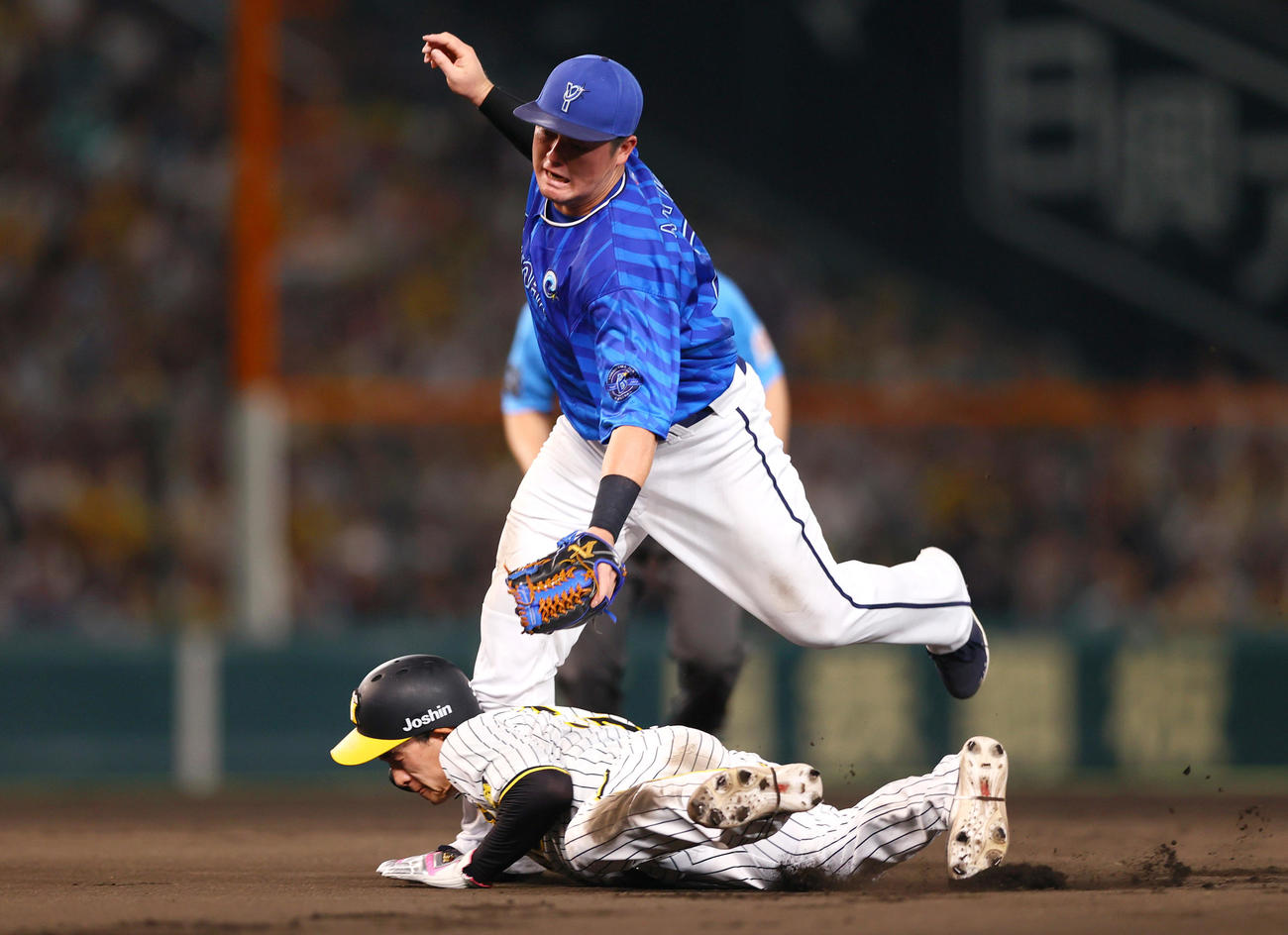 阪神対DeNA 8回裏阪神1死一、二塁、二塁手牧（右）は野口の二ゴロで併殺を狙うが一走小幡にぶつかる（撮影・上山淳一）