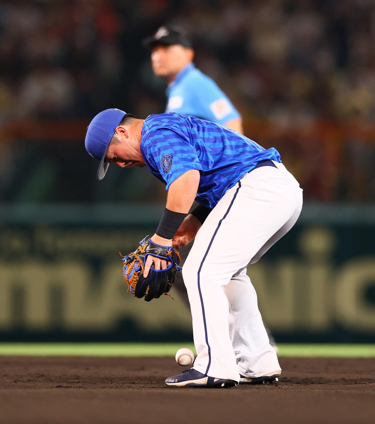 阪神対DeNA 8回裏阪神無死、二塁手牧は前川の打球をファンブルする（撮影・上山淳一）