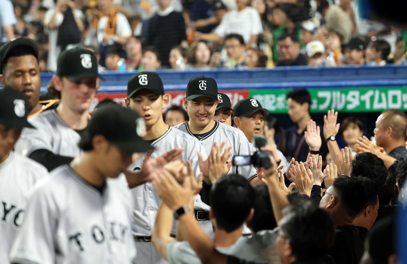 ヤクルト対巨人　4連勝し、笑顔でハイタッチで喜び合う菅野（中央）ら巨人の選手たち（撮影・浅見桂子）