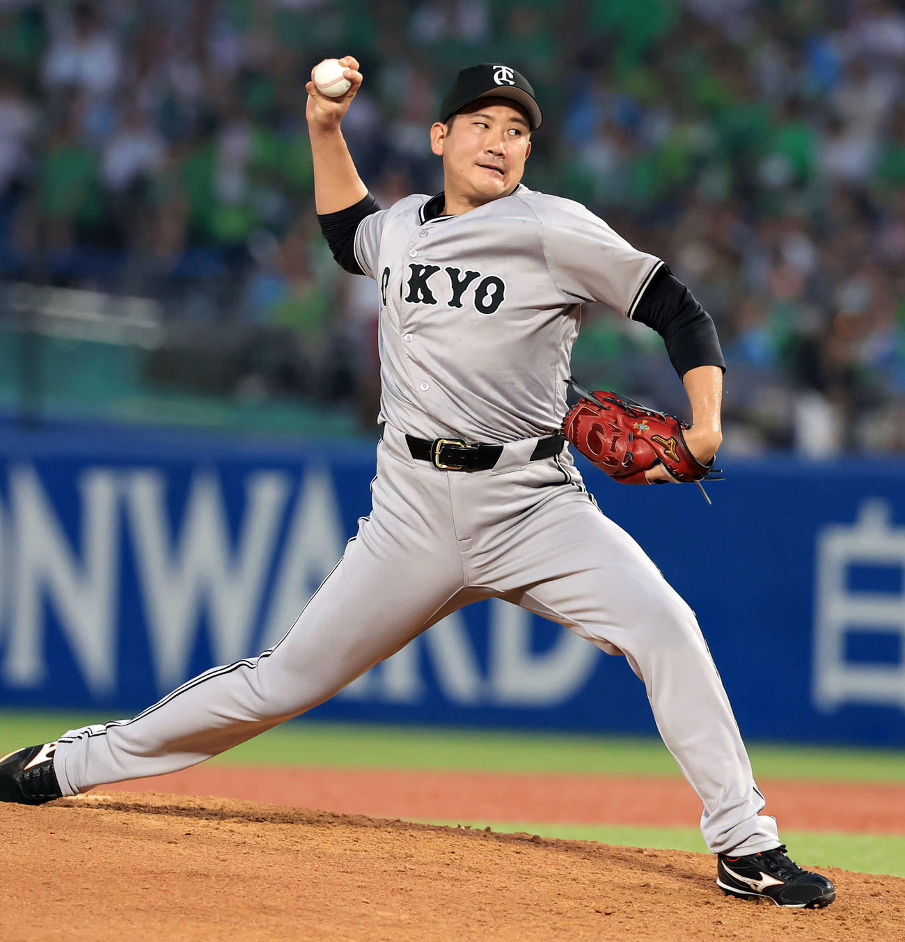ヤクルト対巨人　力投する巨人先発の菅野（撮影・浅見桂子）