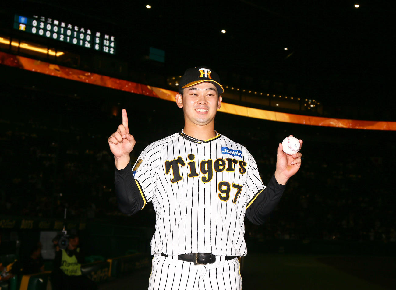 阪神対DeNA　プロ初安打を放ち記念球を手に笑顔を見せる阪神野口（撮影・上山淳一）