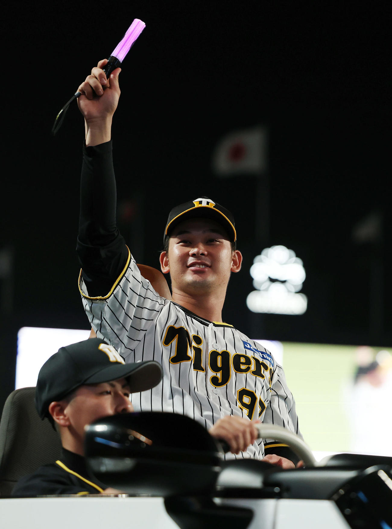 阪神対DeNA DeNAにサヨナラ勝ちし、場内1周でファンに手を振る阪神野口（撮影・前田充）