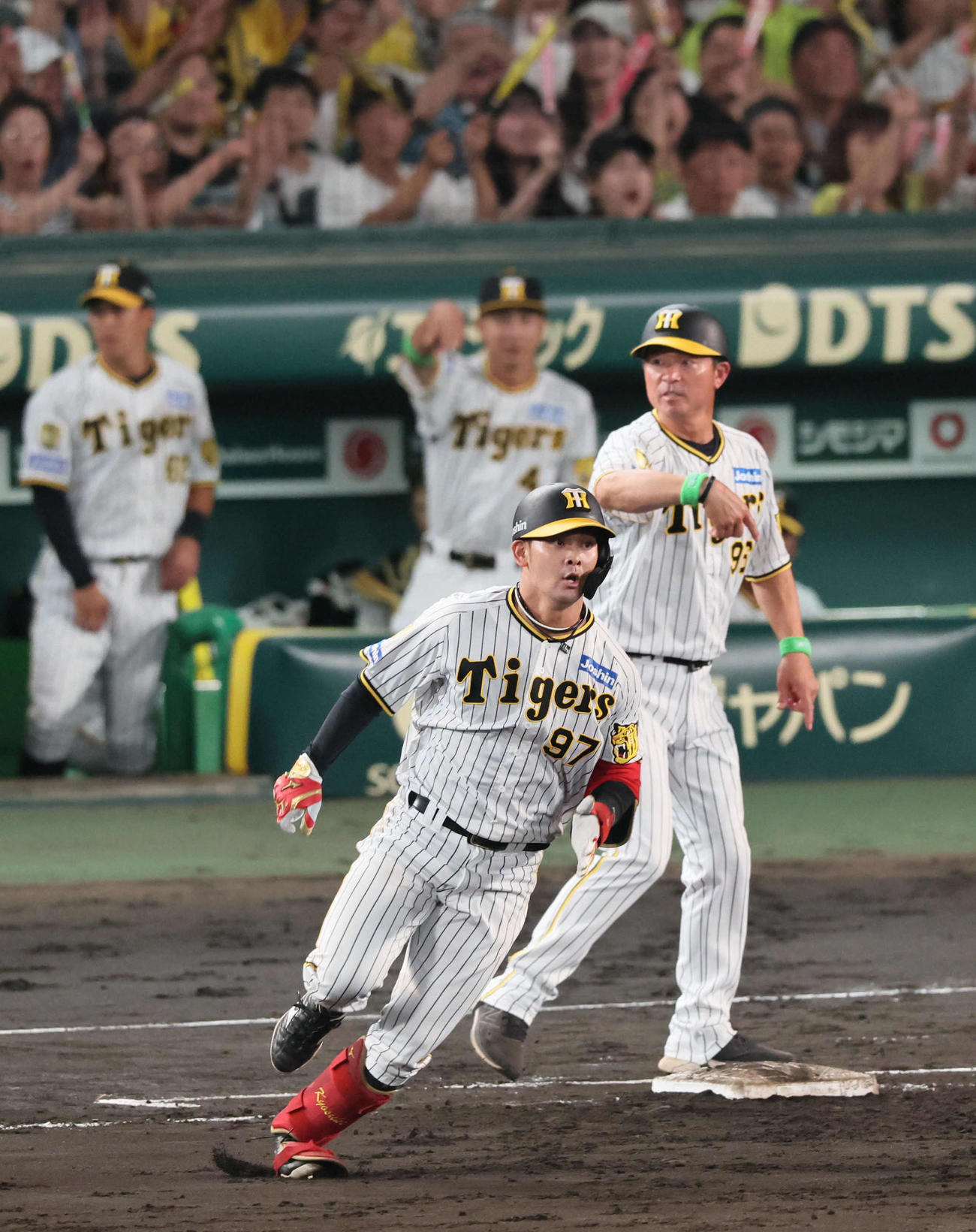阪神対DeNA 5回裏阪神無死一塁、代打野口恭佑はプロ初安打となる右翼へ打球を放ち、守備が乱れる間に三塁に達し、1点を奪う（撮影・宮崎幸一）