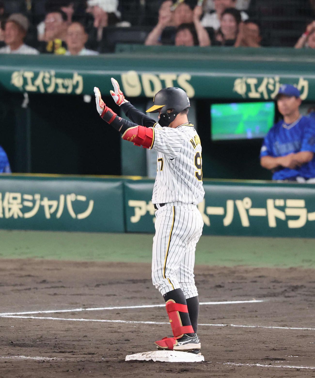阪神対DeNA 5回裏阪神無死一塁、代打野口恭佑はプロ初安打となる右翼へ打球を放ち、守備が乱れる間に三塁に達し、1点を奪う（撮影・宮崎幸一）