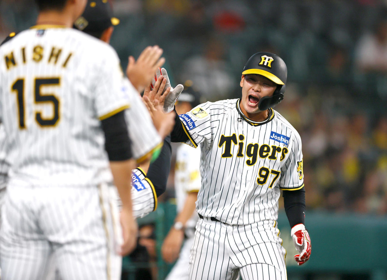 阪神対DeNA 5回裏阪神無死三塁、三走野口（右）は近本の右前適時打で生還し喜ぶ（撮影・上山淳一）
