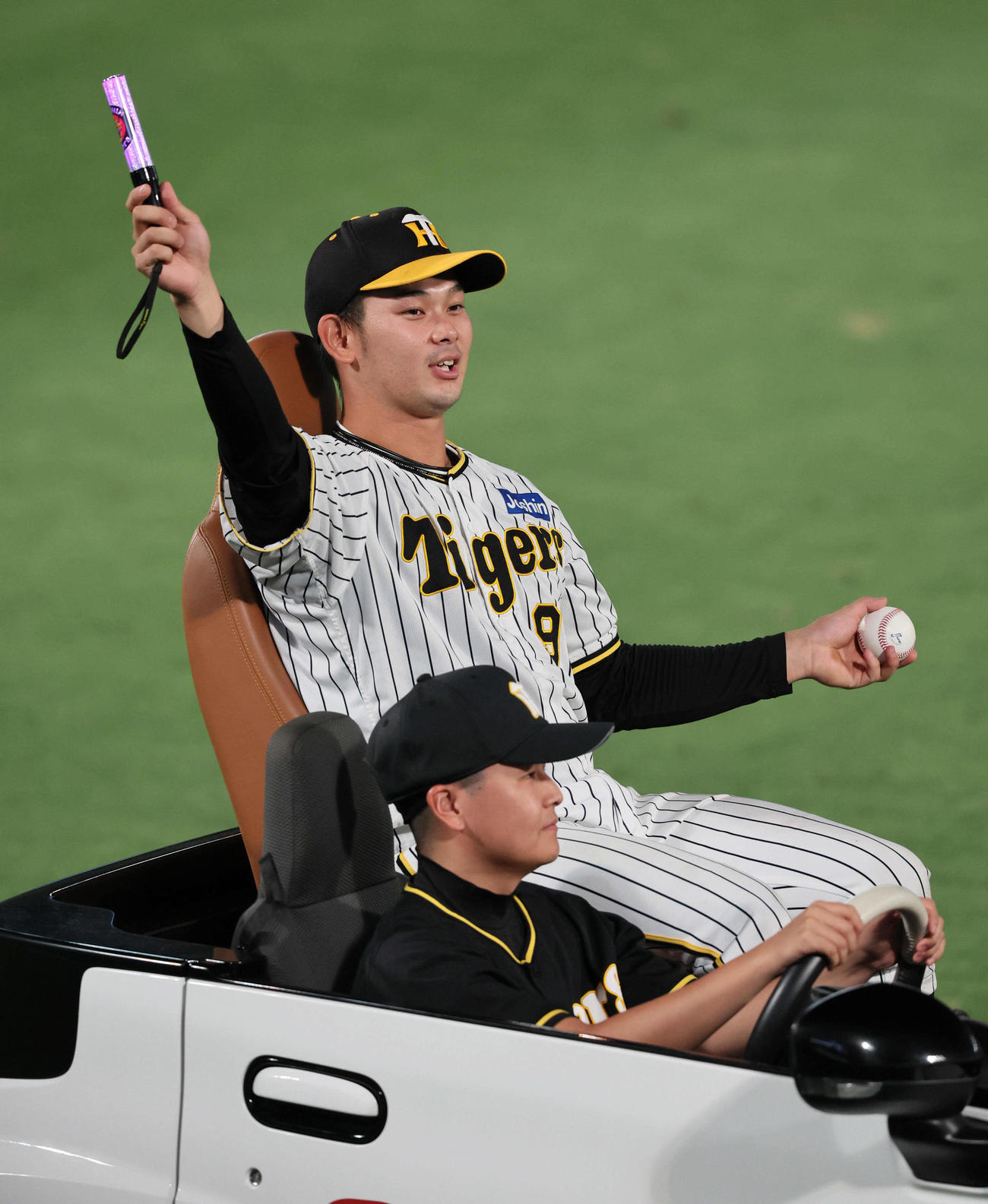 阪神対DeNA　初安打の記念球を手に場内1周する野口（撮影・宮崎幸一）