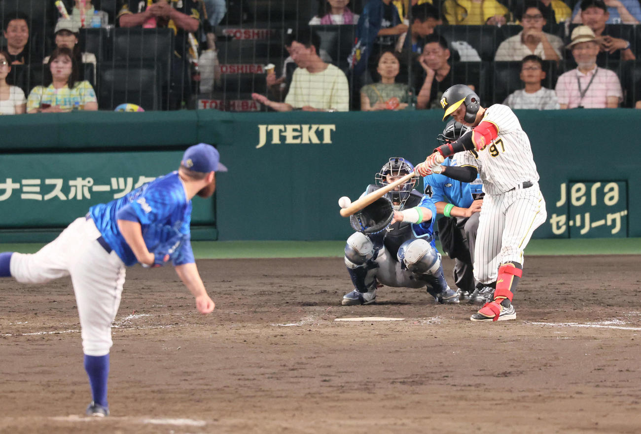 阪神対DeNA 5回裏阪神無死一塁、代打野口恭佑はプロ初安打となる右翼へ打球を放ち、守備が乱れる間に三塁に達し、1点を奪う（撮影・宮崎幸一）