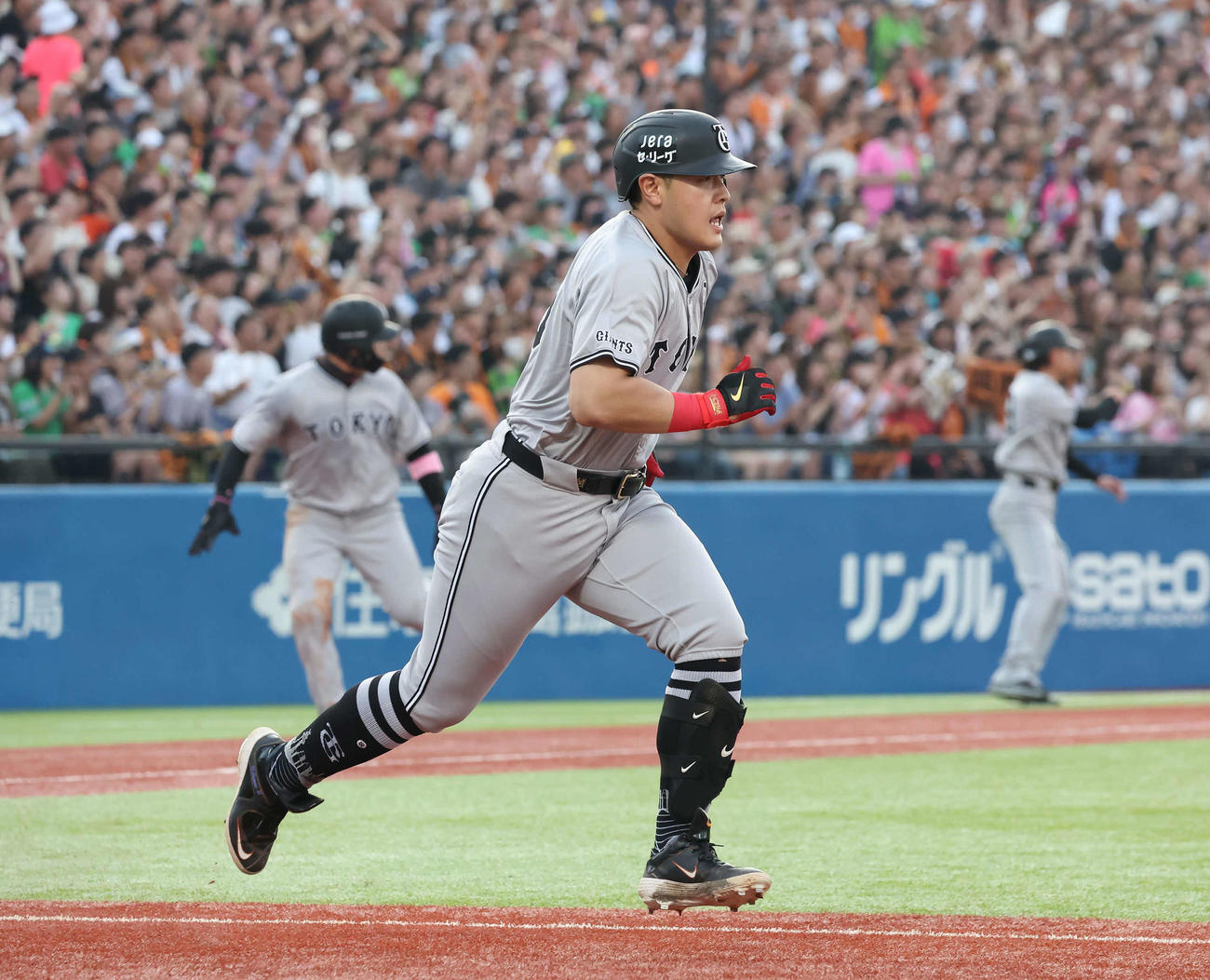 ヤクルト対巨人　1回表巨人1死二、三塁、岡本は先制の2点適時打を放つ（撮影・丹羽敏通）