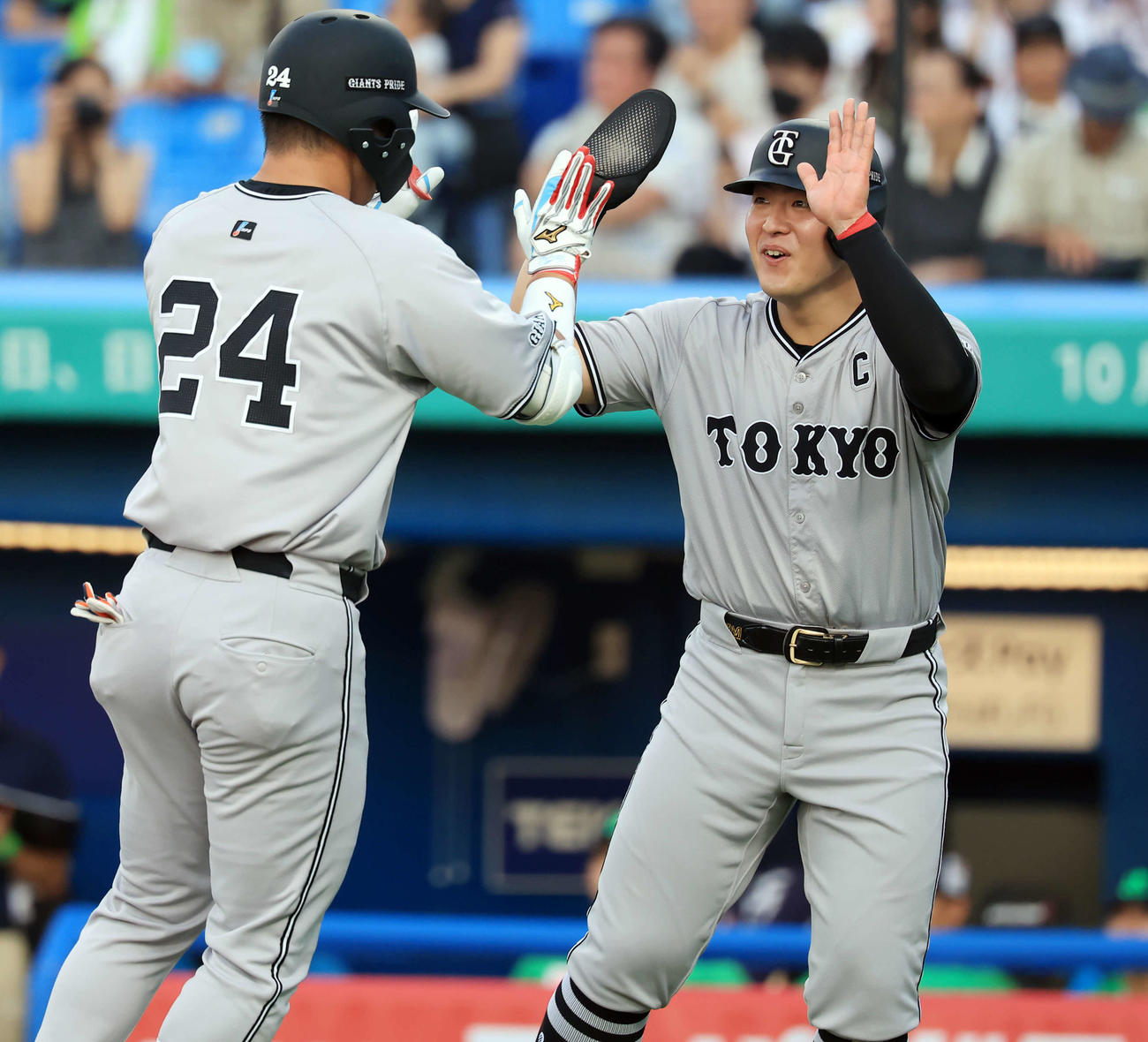 ヤクルト対巨人　1回表巨人1死一塁、大城卓（手前）が右中間2点本塁打を放ち笑顔で迎える岡本和（撮影・浅見桂子）