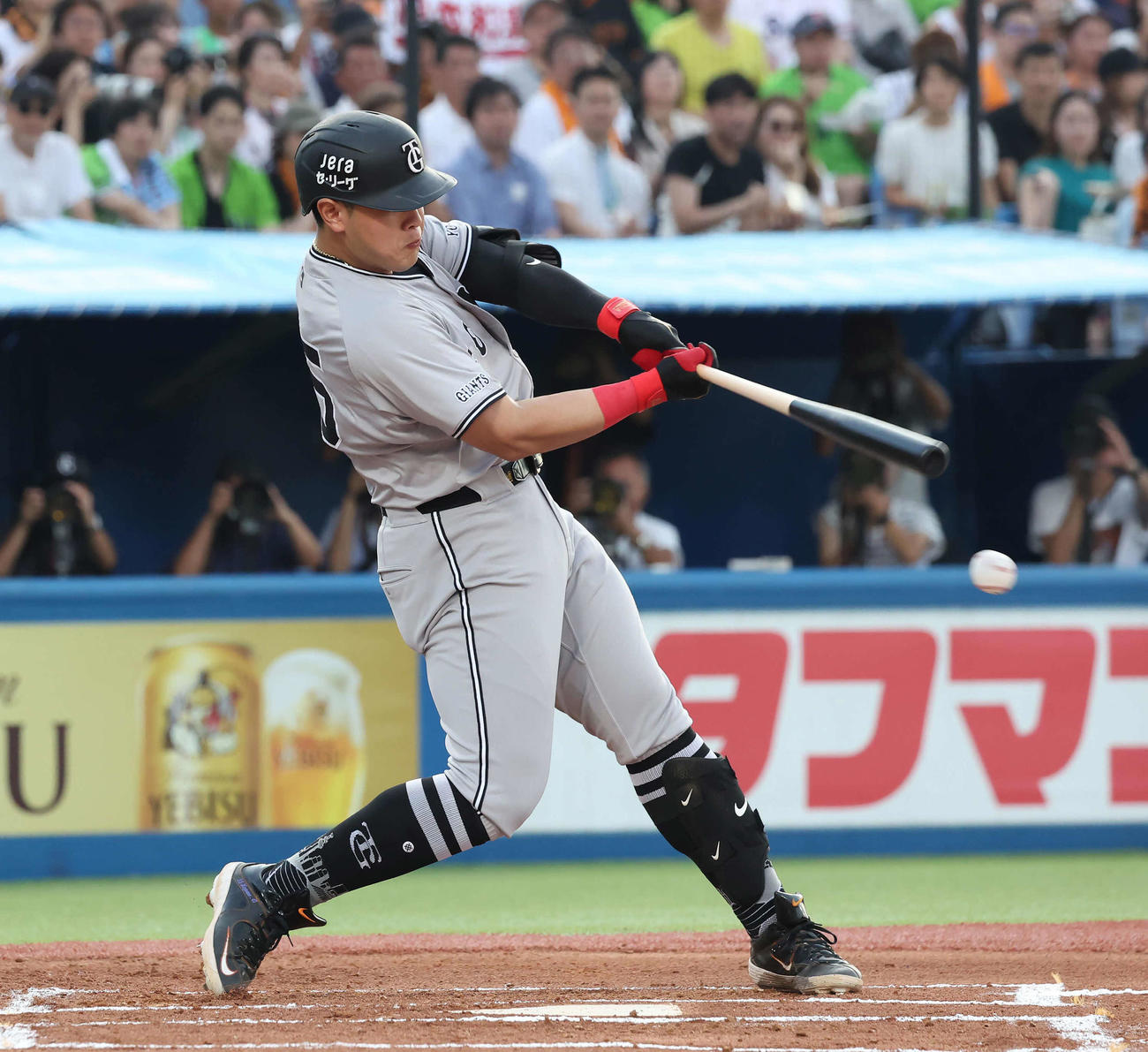 ヤクルト対巨人　1回表巨人1死二、三塁、岡本は先制の2点適時打を放つ（撮影・丹羽敏通）